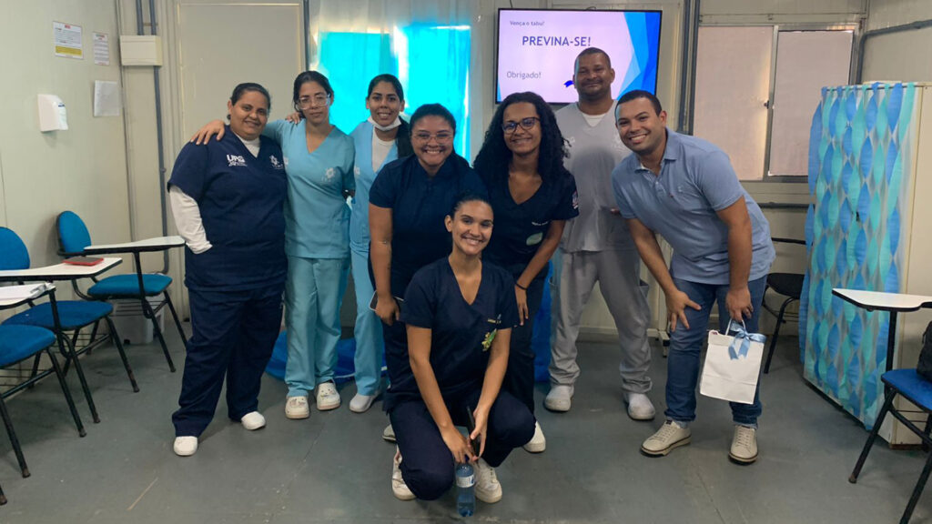 A campanha do Novembro Azul na UPA Trapiche da Barra contou com a participação dos colaboradores em plantão na unidade