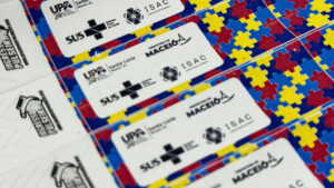 A partir de maio de 2024, as UPAs de Maceió (AL), sob gestão do ISAC, passam a adotar a pulseira de identificação para pacientes com Transtorno do Espectro Autista (Foto: Divulgação/ISAC)