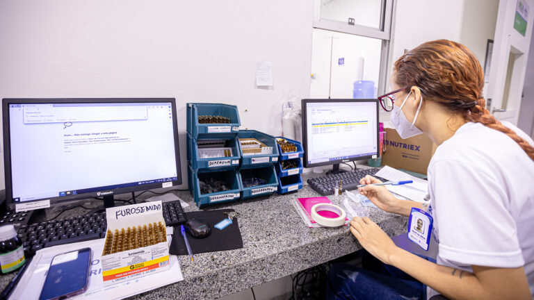 Pacientes com suspeita de meningite podem fazer coleta de sangue no laboratório das UPAs de Maceió para realizar o diagnóstico precoce e tratamento da doença. (Foto: Itawi Albuquerque/Secom Maceió)