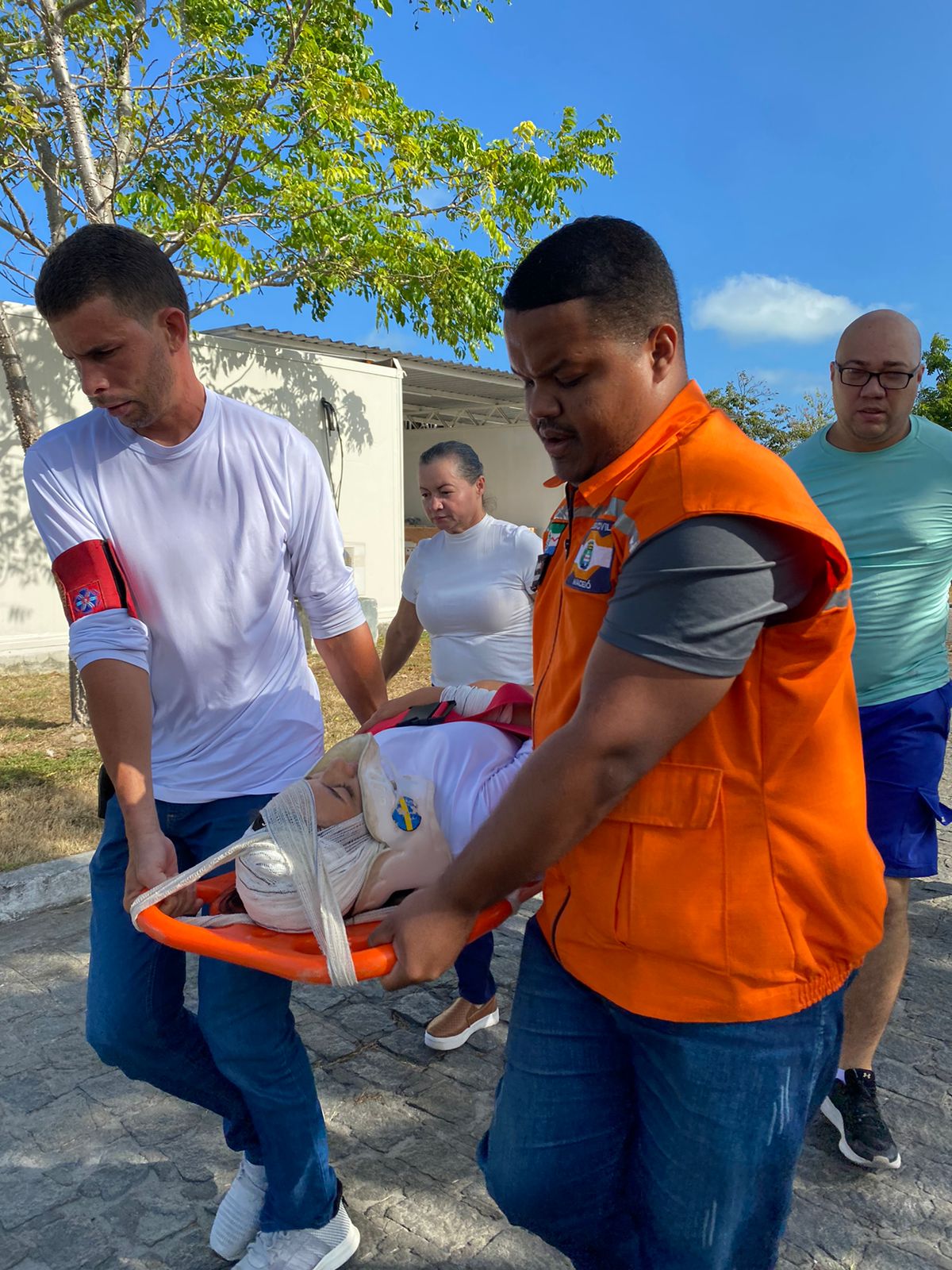 Além do treinamento, houve também uma simulação de evacuação do Plano de Atendimento a Emergências, junto à Defesa Civil de Maceió. (Foto: Divulgação)