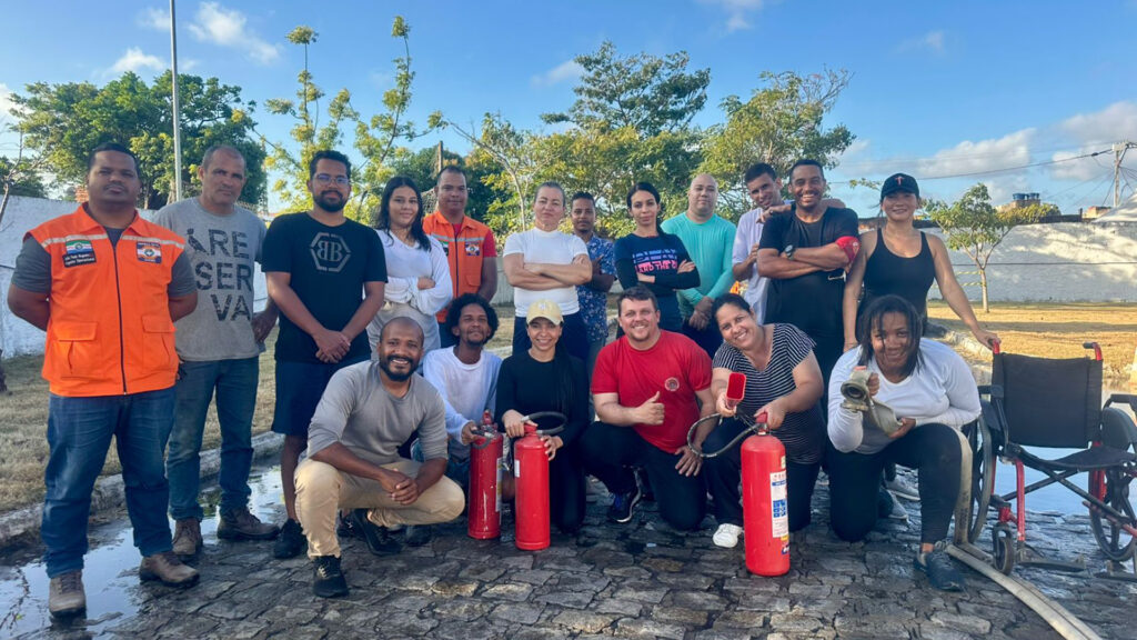 Colaboradores da UPA Trapiche da Barra aprenderam noções sobre princípio de incêndio e primeiros socorros em situação de emergência dentro na unidade. (Foto: Divulgação)