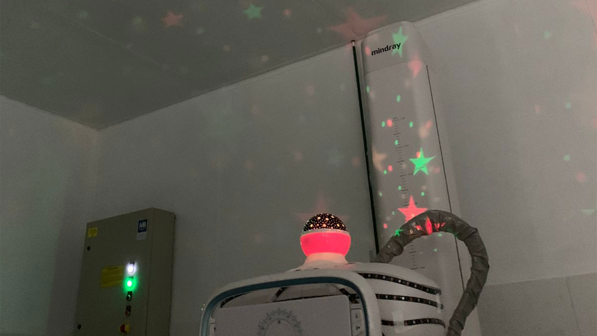 Os objetos funcionam a pilhas e baterias portáteis que passaram por avaliação de um físico médico, a fim de garantir a ausência de quaisquer interferências na qualidade dos exames. (Foto: Divulgação)