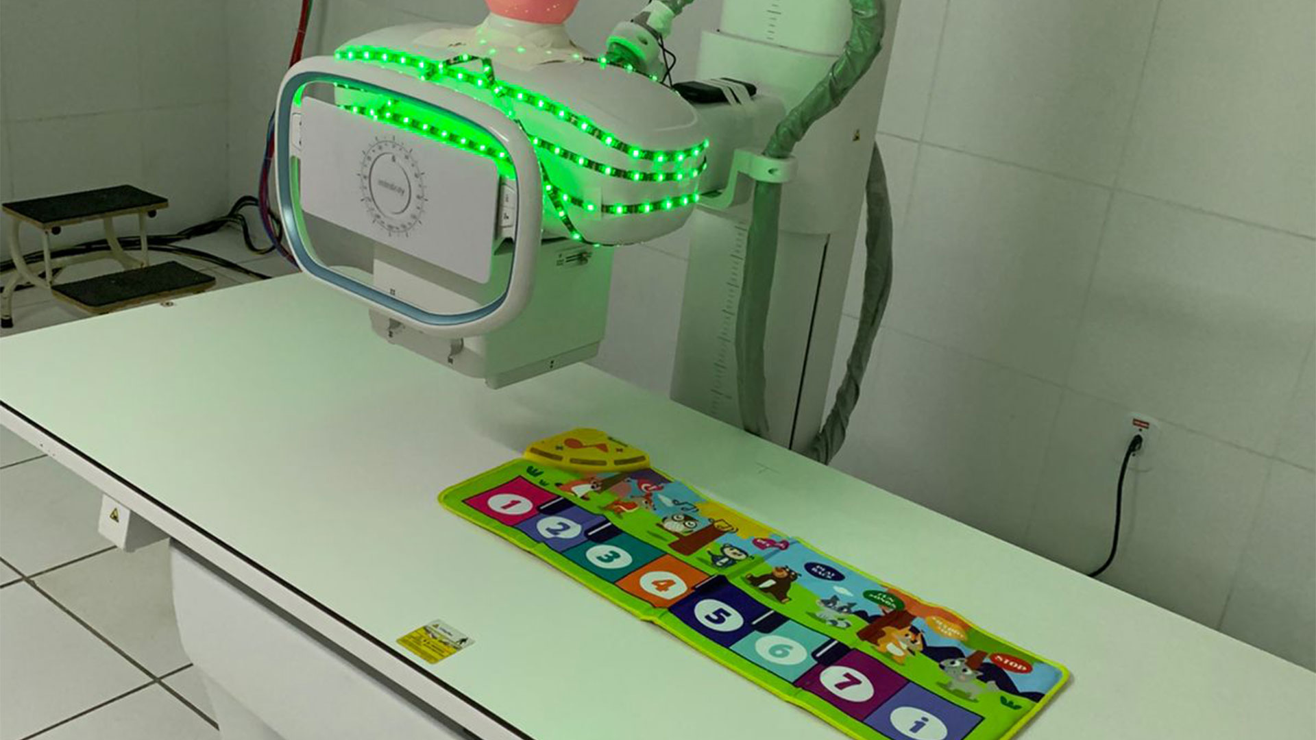 O RadInclui conta com suporte de contenção sustentável, desenvolvido pela equipe de Radiologia da UPA Trapiche da Barra, garantindo a segurança do paciente e evitando que ele saia do espaço delimitado. (Foto: Divulgação)